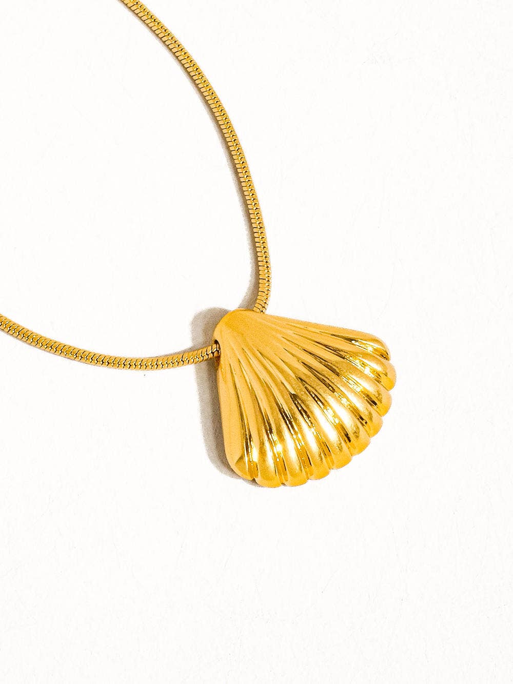 Cosmic 18K Gold Classic Shell Necklace